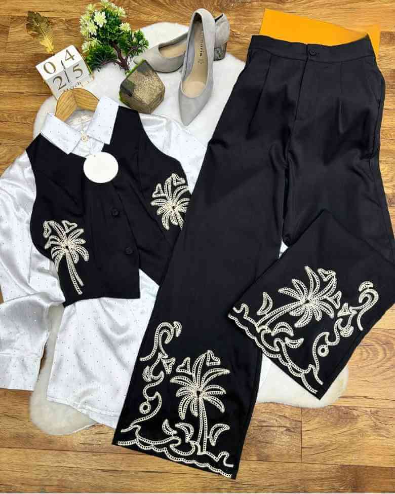 Set Palma Chaleco Y Pantalón¡Luce la tendencia de esta temporada con nuestro set Palma ! El chaleco con bordados de palmeras y sujeción al cuello te dará un look único, mientras que el pantalón estilo traje con bordados en el bajo y cierre de botón con cr