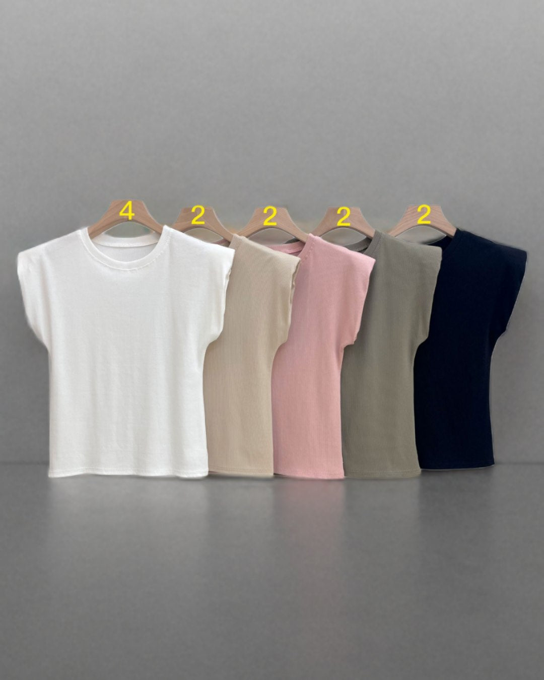 Camiseta mujer fruncidos | Varios ColoresCamiseta hombreras acanalada Cómoda y brillante al mismo tiempo? Claro que si! Con nuestra camiseta de hombreras, podrás seguir activa dia a dia a la vez que confortable con su tejido acanalado elástico. Varios col