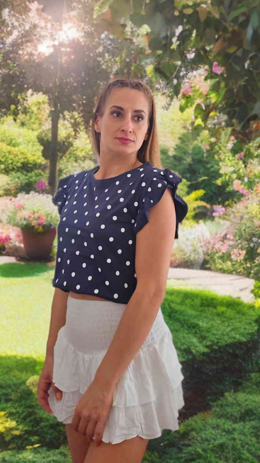 T-Shirt Lunares - 3 colores¡Siente la alegría de la primavera con nuestro top verde Desire! Esta blusa es perfecta para cualquier ocasión, con lunares blancos y tirantes con volantes en esre color tendencia. ¡Combínala con tus prendas mas cómodas para un