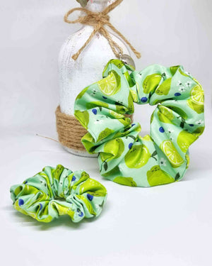 Scrunchie Set Mama Me Lima | Haargummis Mutter TochterColeteros Mama & Baby Limas Es la combinación perfecta para el momento más especial. El set Mama & Me Lima te ofrece 2 scrunchie hechos a mano para que mamá e hija luzcan iguales con su estampado de li