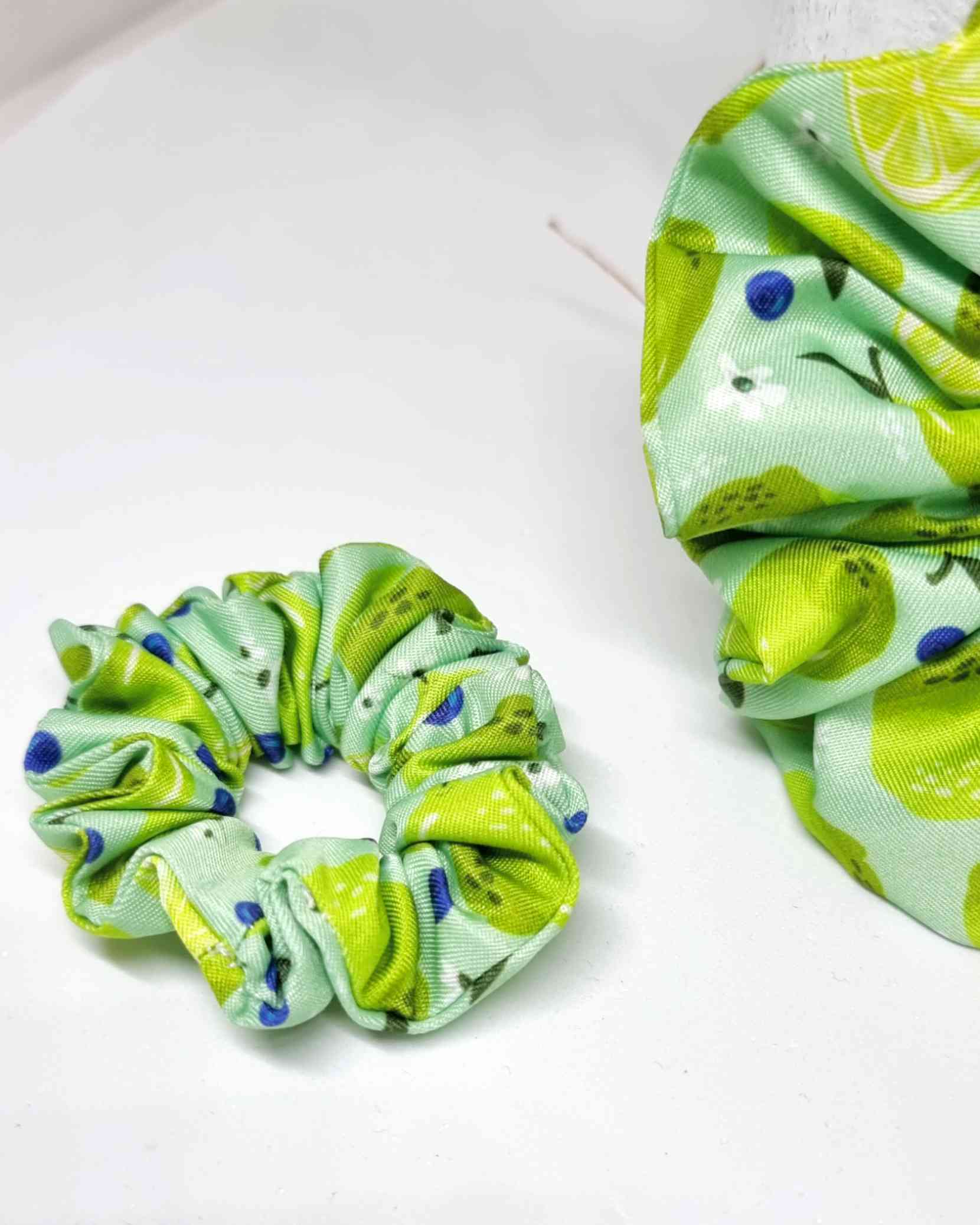 Scrunchie Set Mama Me Lima | Haargummis Mutter TochterColeteros Mama & Baby Limas Es la combinación perfecta para el momento más especial. El set Mama & Me Lima te ofrece 2 scrunchie hechos a mano para que mamá e hija luzcan iguales con su estampado de li