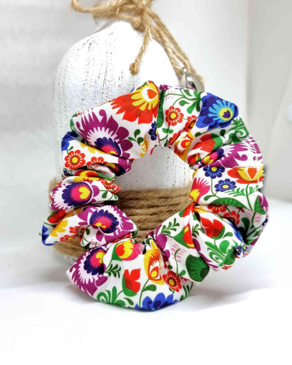 Scrunchie Flor De Mexico | Haargummi Blumen MexicoColetero Flores Mexico ¡Agrega un toque de color y exótico encanto a tu look con el coletero Flor de México! Hecho a mano con tela estampada de inspiración flores mexicanas, este scrunchie llama la atenció