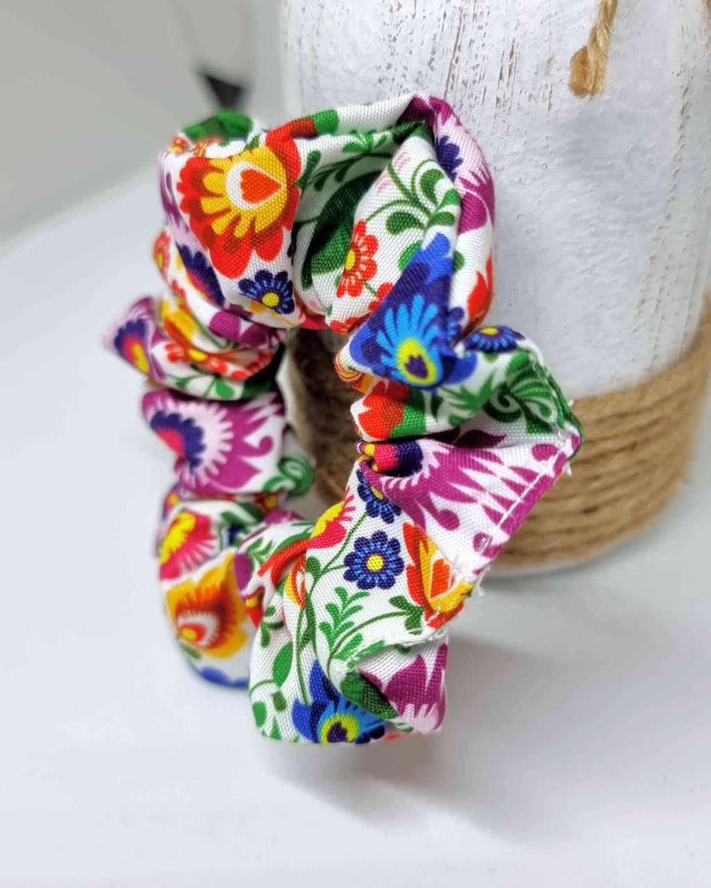 Scrunchie Flor De Mexico | Haargummi Blumen MexicoColetero Flores Mexico ¡Agrega un toque de color y exótico encanto a tu look con el coletero Flor de México! Hecho a mano con tela estampada de inspiración flores mexicanas, este scrunchie llama la atenció