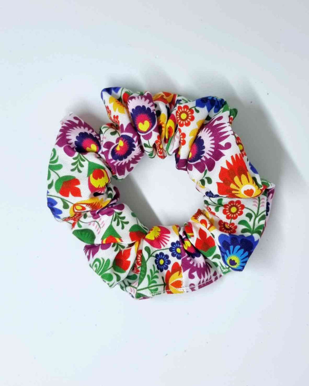 Scrunchie Flor De Mexico | Haargummi Blumen MexicoColetero Flores Mexico ¡Agrega un toque de color y exótico encanto a tu look con el coletero Flor de México! Hecho a mano con tela estampada de inspiración flores mexicanas, este scrunchie llama la atenció