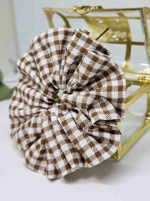 Scrunchie Vichy Herbst - Selección OtoñoColetero Vichy Herbst - Selección Otoño ¡Agrégale estilo a tu look con esta edición estampada vichy en tonos otoñales! Inspírate para crear tu vestuario de esta temporada con este coletero hecho a mano. Hecho a mano