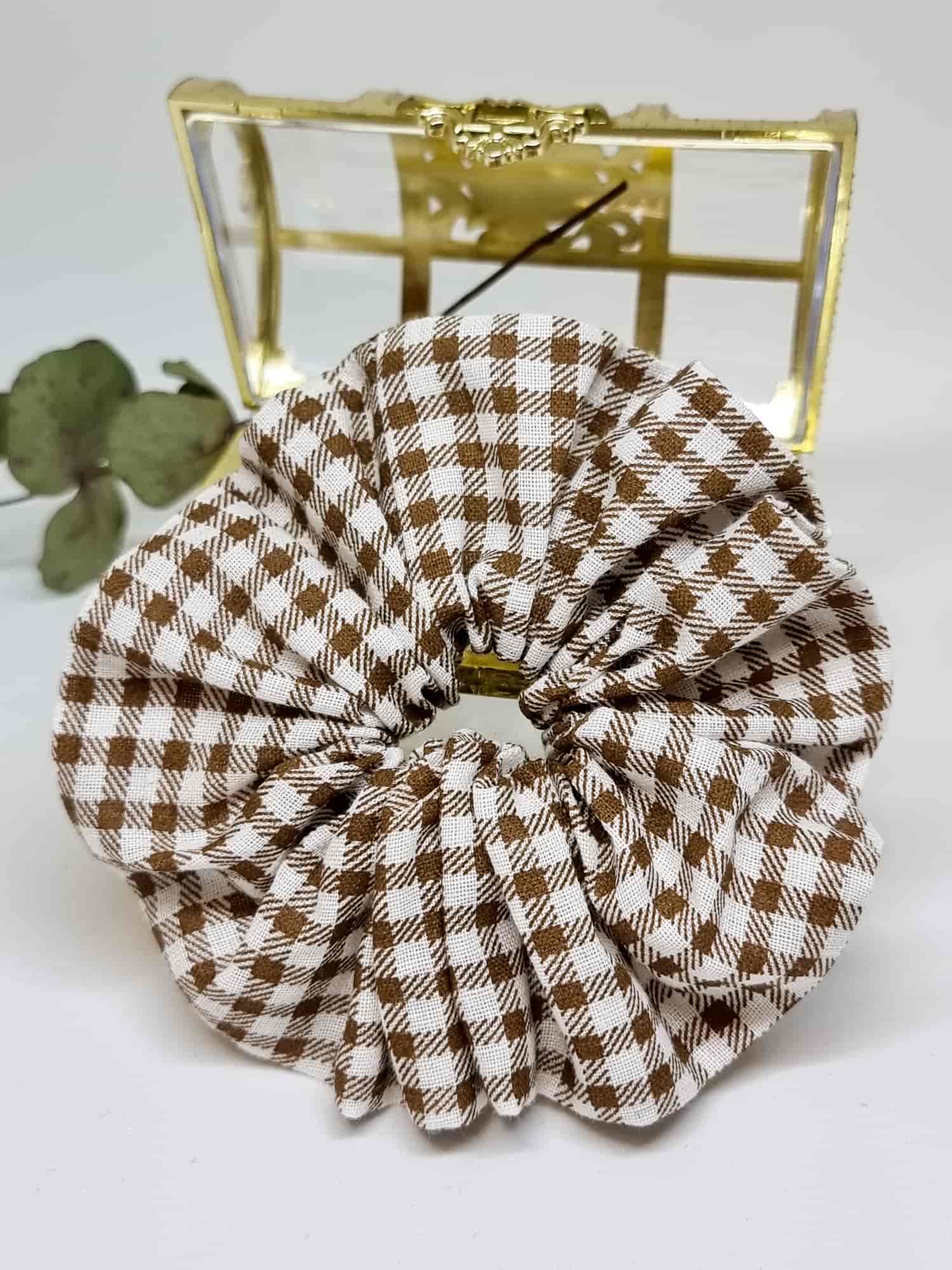 Scrunchie Vichy Herbst - Selección OtoñoColetero Vichy Herbst - Selección Otoño ¡Agrégale estilo a tu look con esta edición estampada vichy en tonos otoñales! Inspírate para crear tu vestuario de esta temporada con este coletero hecho a mano. Hecho a mano