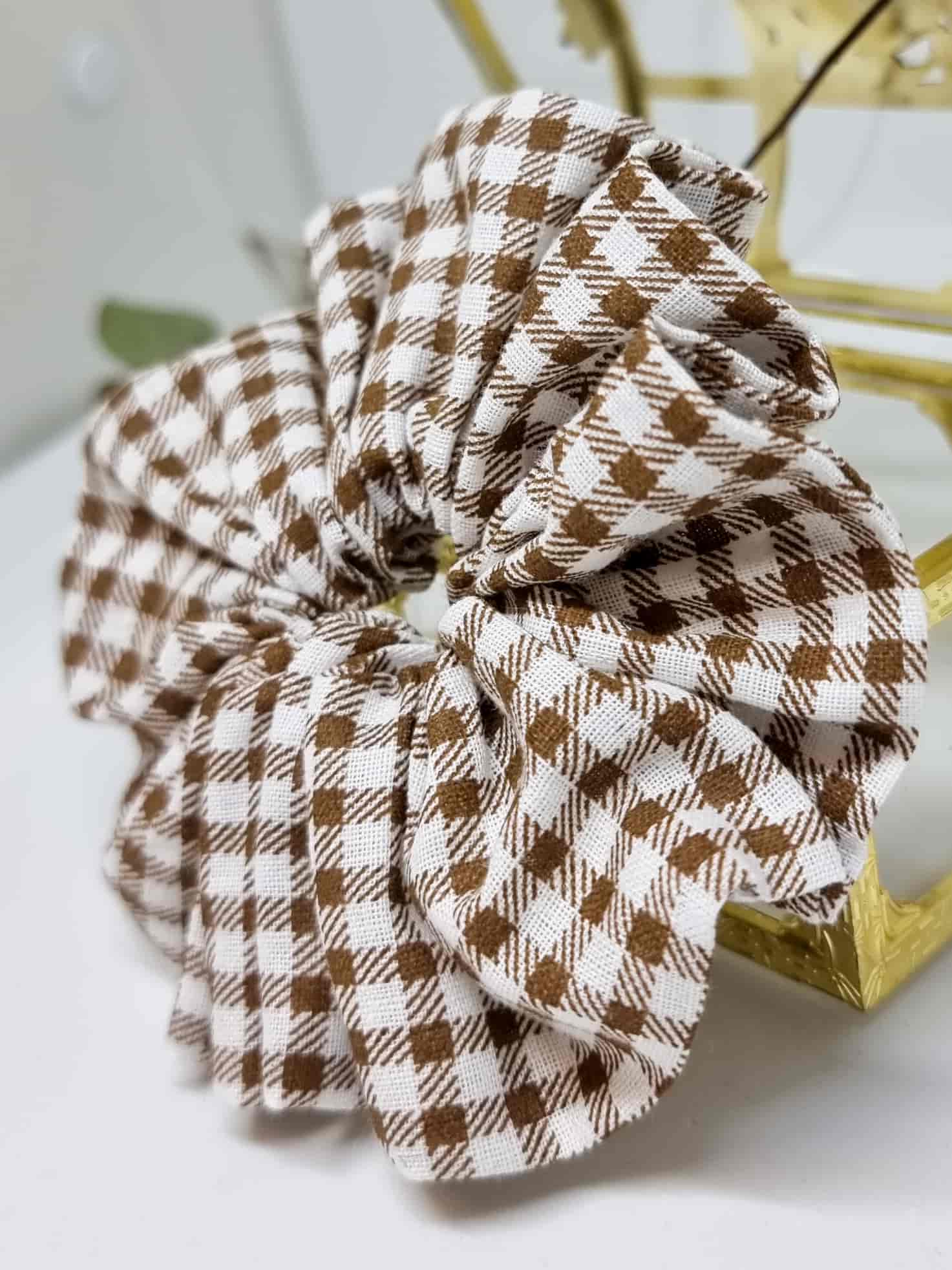 Scrunchie Vichy Herbst - Selección OtoñoColetero Vichy Herbst - Selección Otoño ¡Agrégale estilo a tu look con esta edición estampada vichy en tonos otoñales! Inspírate para crear tu vestuario de esta temporada con este coletero hecho a mano. Hecho a mano