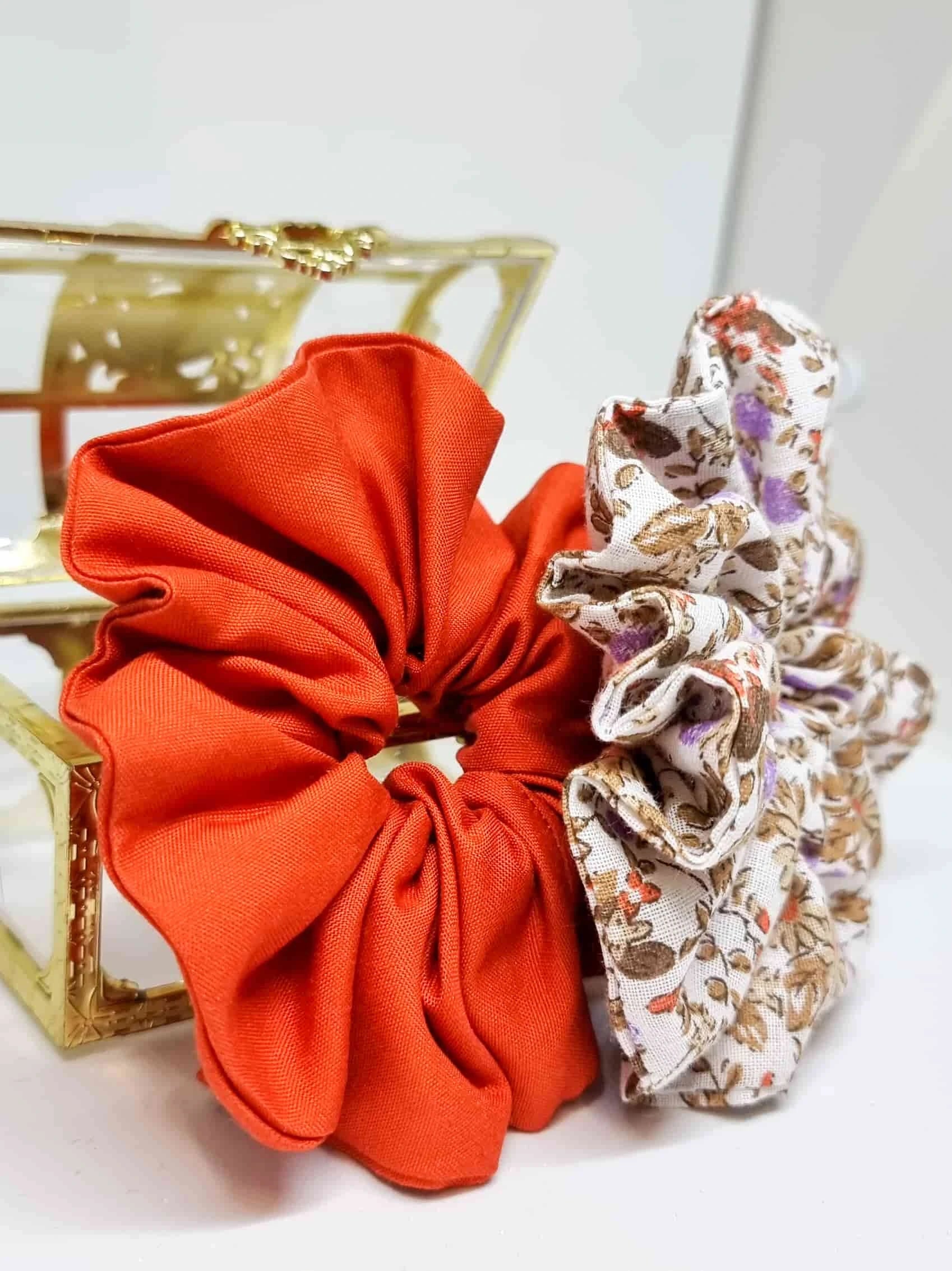 Scrunchie Voller Wald - Selección OtoñoColetero Voller Wald - Selección Otoño ¡Añade un toque de estilo con esta edición especial Scrunchie voller Wald! Esta selección inspirada en la belleza de los bosques suizos, resalta con sus colores y texturas del o