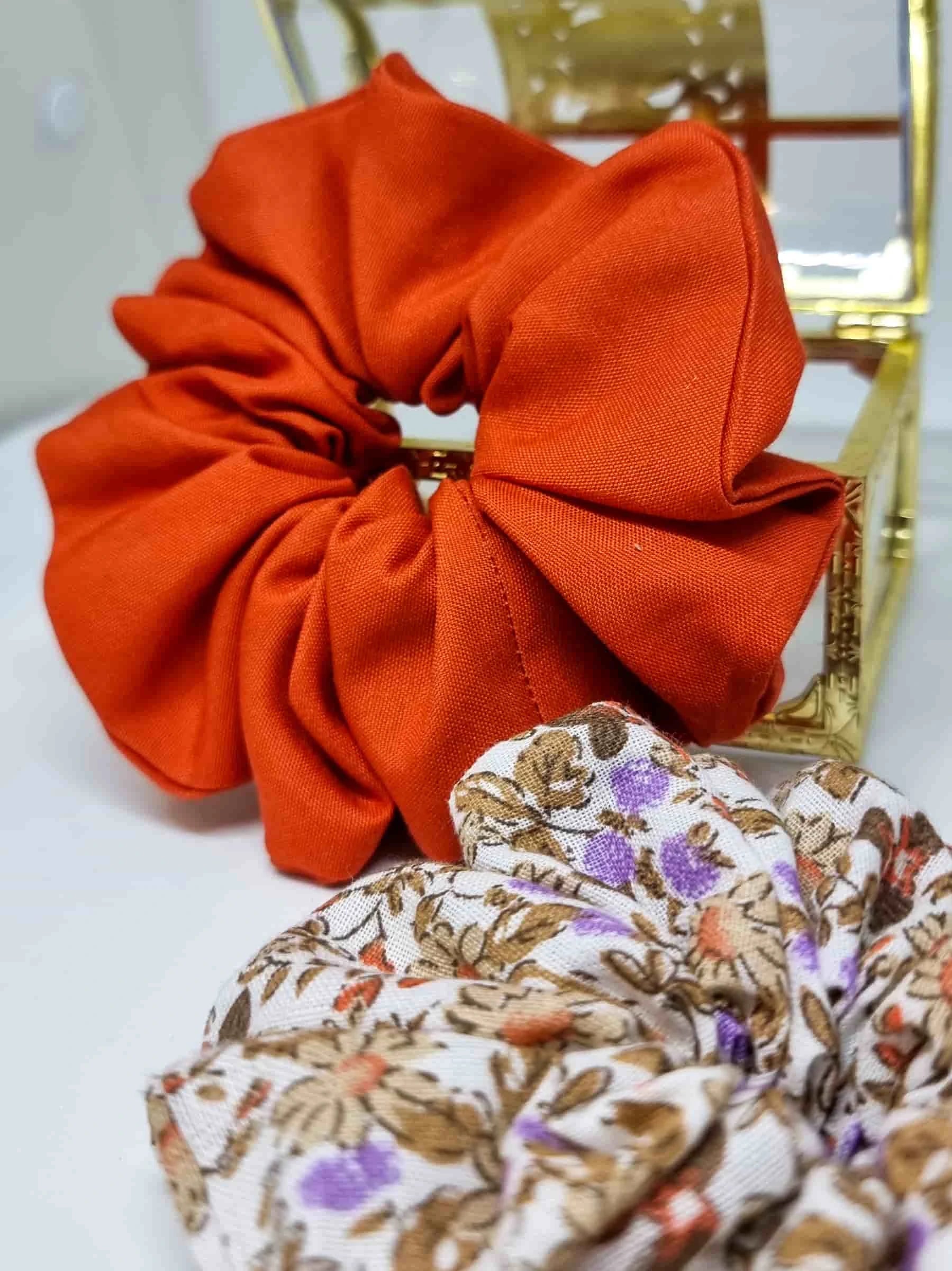 Scrunchie Voller Wald - Selección OtoñoColetero Voller Wald - Selección Otoño ¡Añade un toque de estilo con esta edición especial Scrunchie voller Wald! Esta selección inspirada en la belleza de los bosques suizos, resalta con sus colores y texturas del o