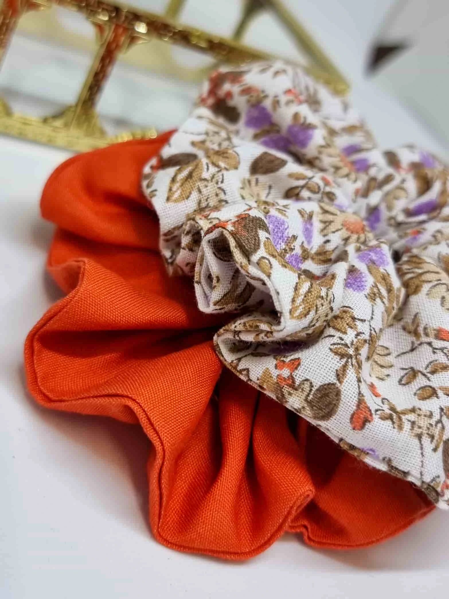 Scrunchie Voller Wald - Selección OtoñoColetero Voller Wald - Selección Otoño ¡Añade un toque de estilo con esta edición especial Scrunchie voller Wald! Esta selección inspirada en la belleza de los bosques suizos, resalta con sus colores y texturas del o