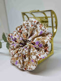 Scrunchie Sunset - Selección OtoñoColetero Sunset- Selección Otoño Embellece tu peinado con este coletero hermosamente diseñada a mano. Está fabricada con suave algodón y con un estampado bohemio de flores con tonos característicos del atardecer otoñal. E