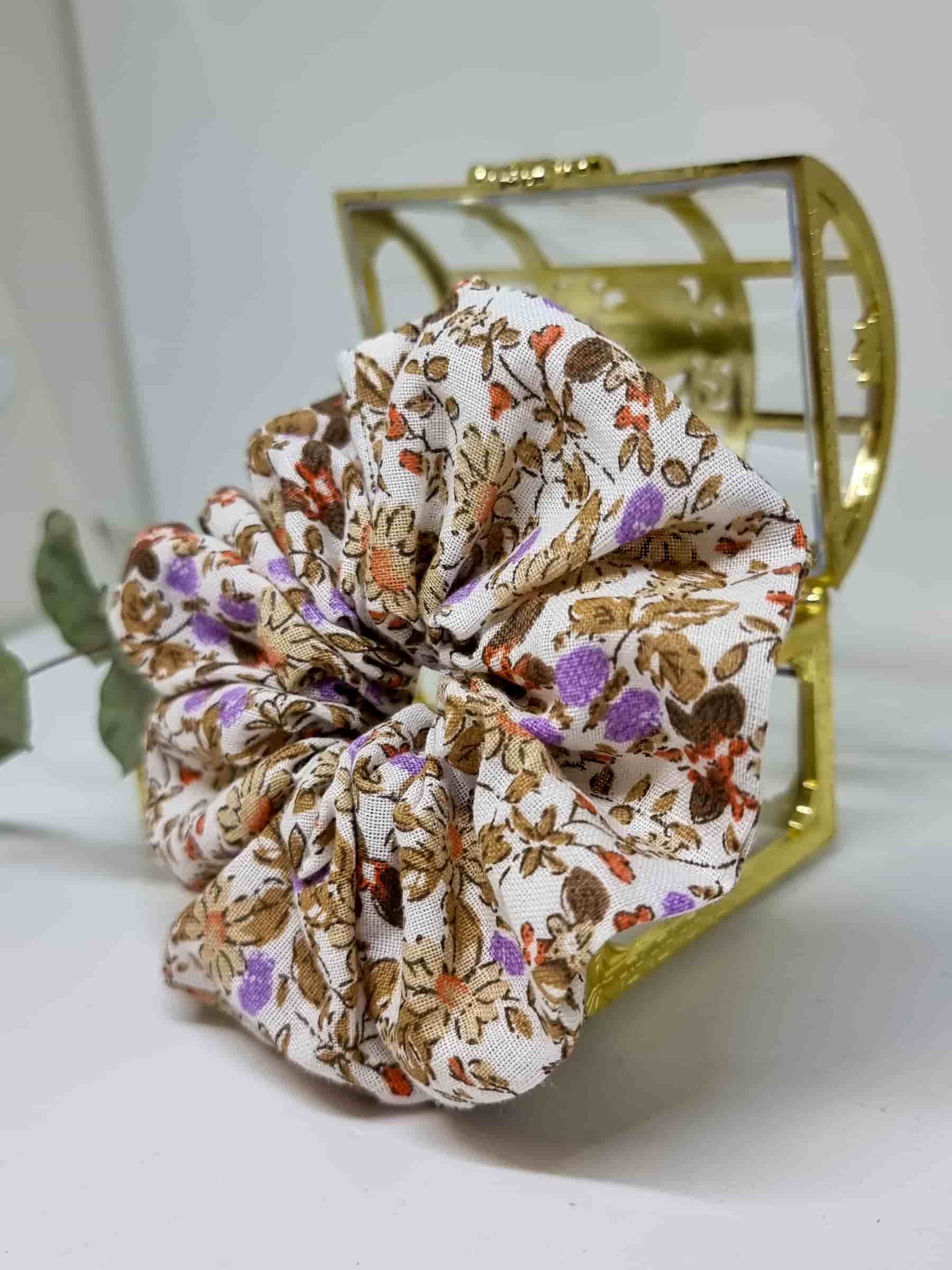 Scrunchie Sunset - Selección OtoñoColetero Sunset- Selección Otoño Embellece tu peinado con este coletero hermosamente diseñada a mano. Está fabricada con suave algodón y con un estampado bohemio de flores con tonos característicos del atardecer otoñal. E