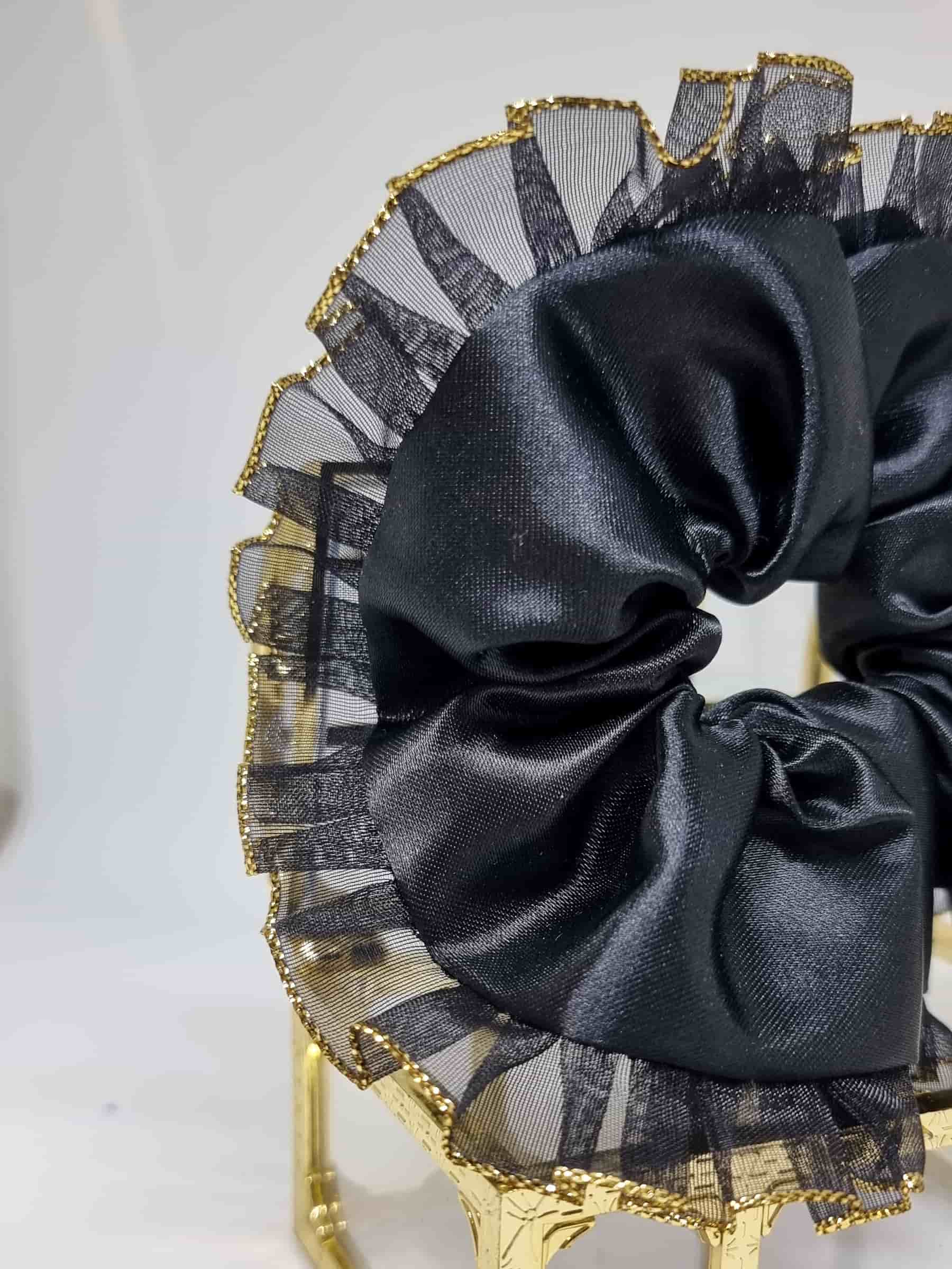 Scrunchie Glam Gold XLColetero Glam Gold XL- Selección Otoño Embellece tu peinado con este coletero hermosamente diseñada a mano. Está fabricada con suave satén y contraste con encaje en tono dorado. Estas Scrunchies cuidan tu cabello protegiéndolo de dañ