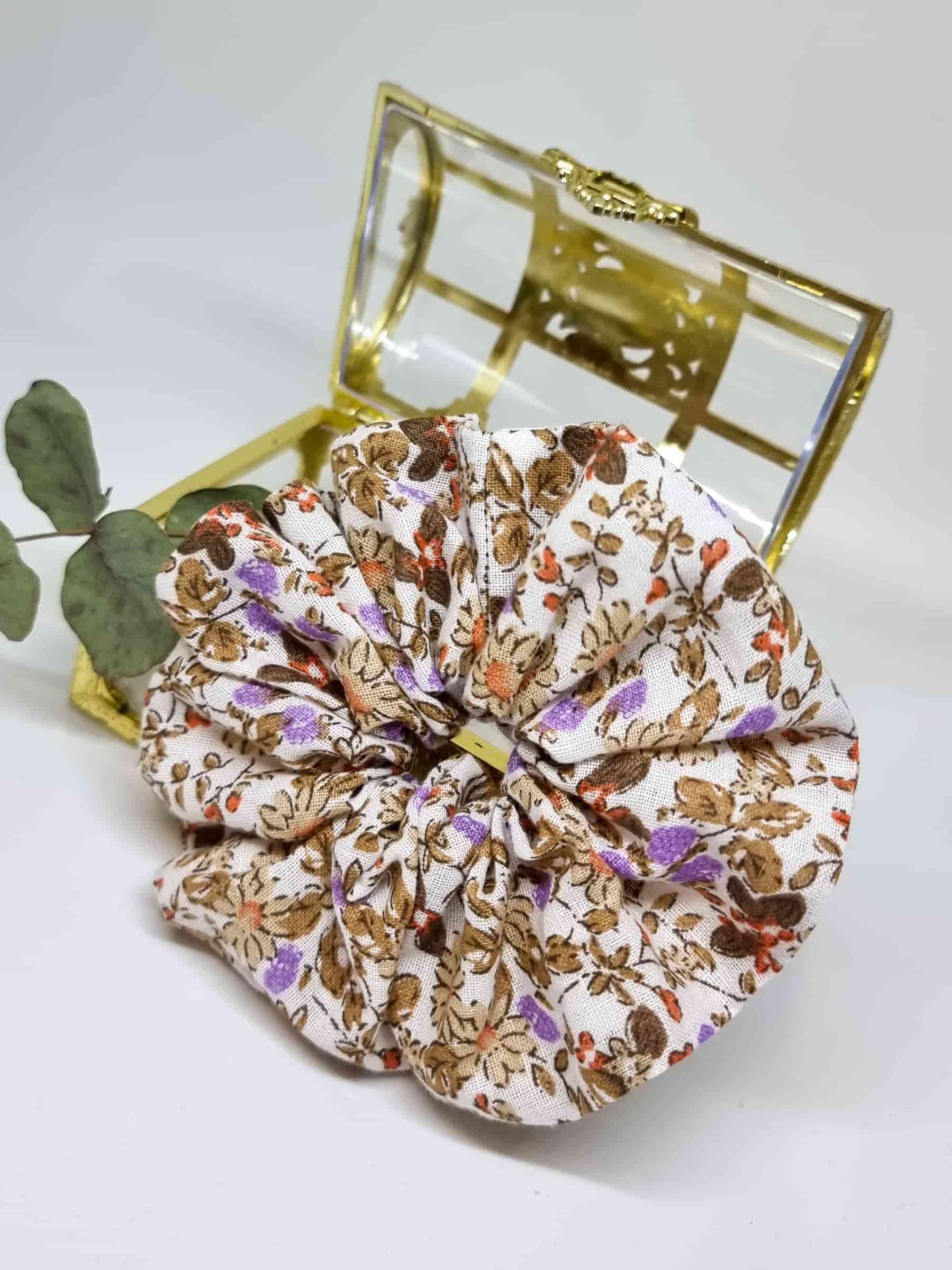 Scrunchie Sunset - Selección OtoñoColetero Sunset- Selección Otoño Embellece tu peinado con este coletero hermosamente diseñada a mano. Está fabricada con suave algodón y con un estampado bohemio de flores con tonos característicos del atardecer otoñal. E