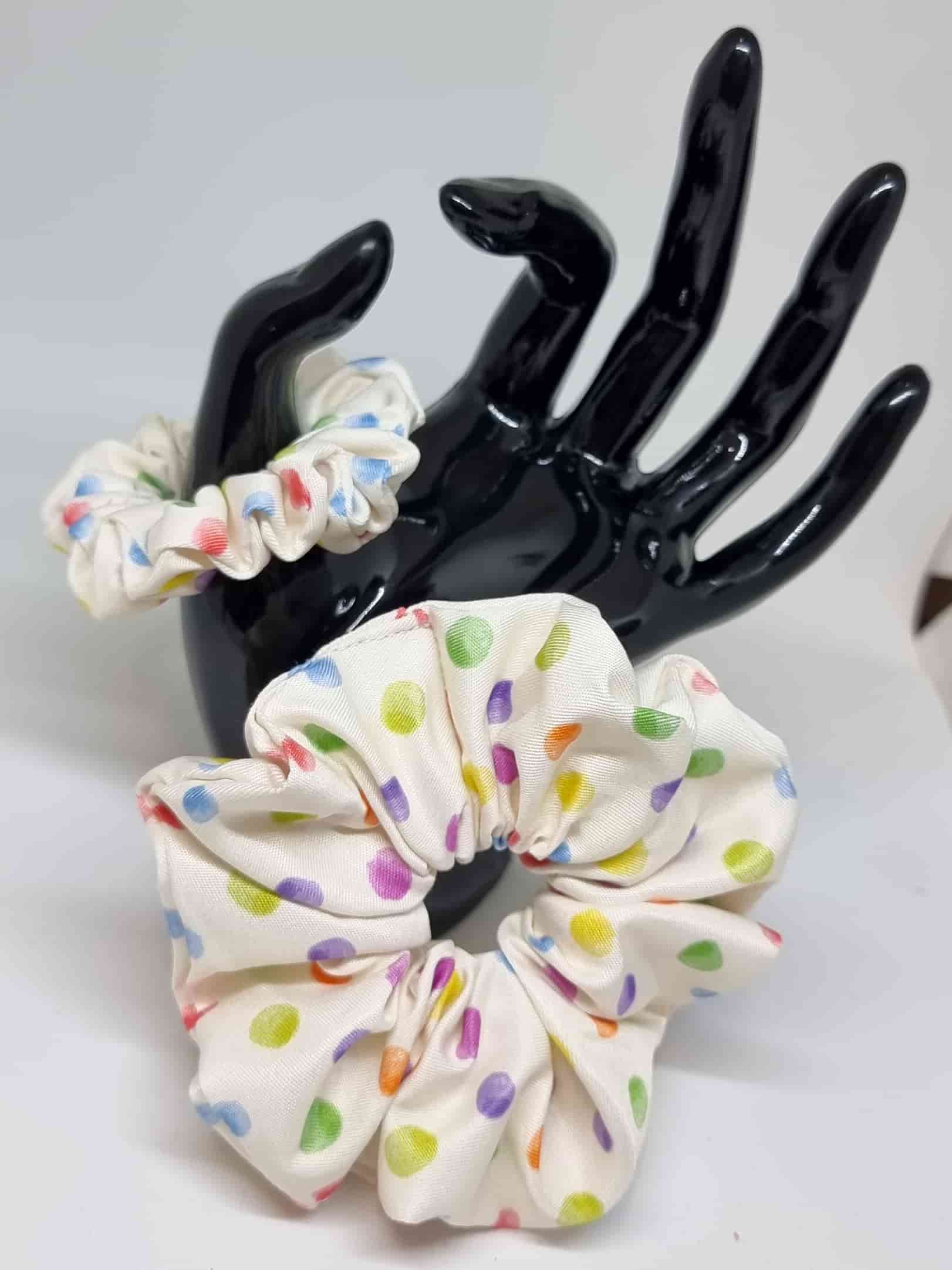 Scrunchie Mama & Me Feria - Selección OtoñoColetero Mama & Hija Feria - Selección Otoño Crea un look en conjunto con tu hija e impulsa vuestros estilo con estos coleteros hechos a mano, con hermosos diseños de lunares coloridos. Estas scrunchies protegen