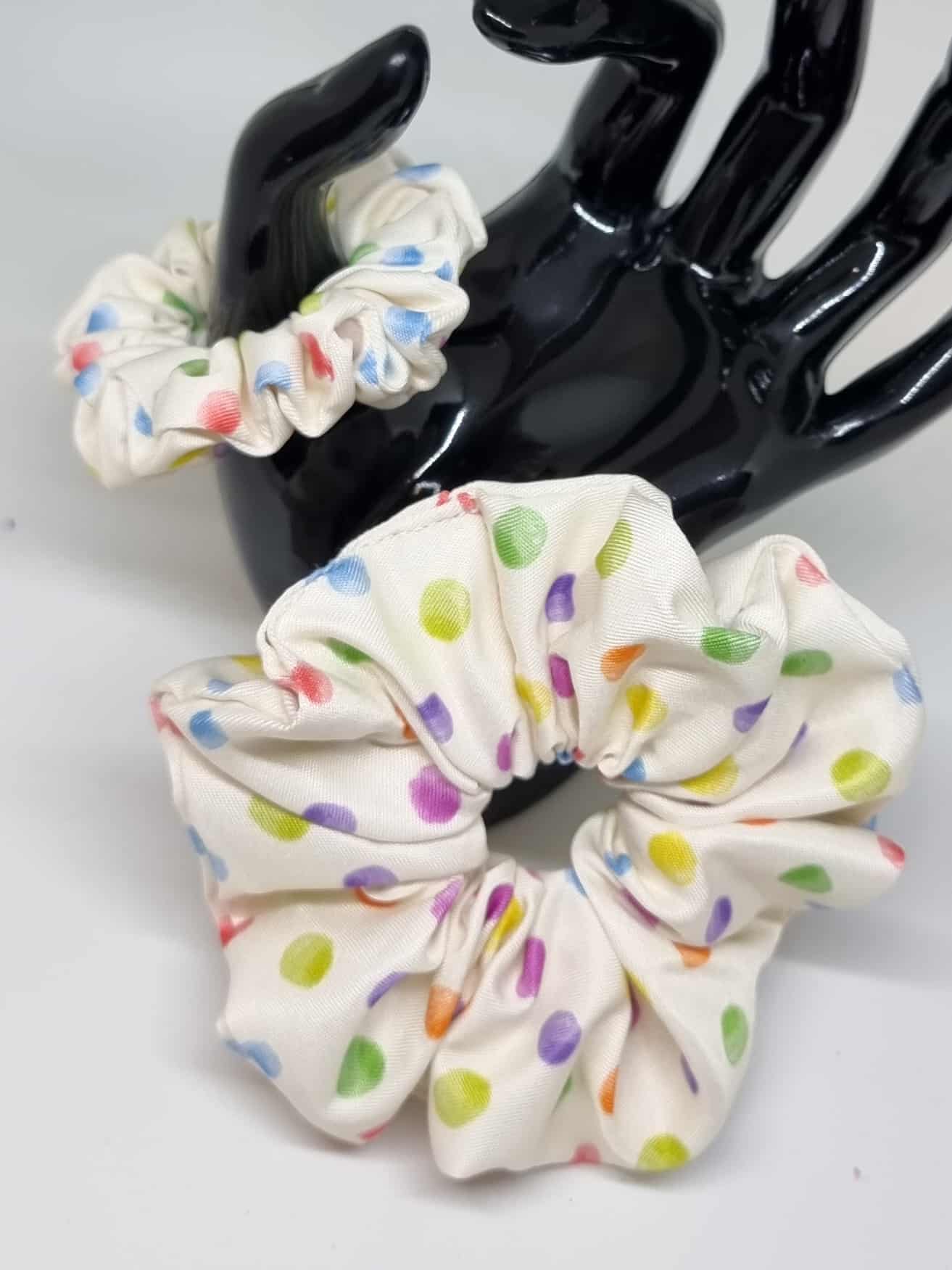 Scrunchie Mama & Me Feria - Selección OtoñoColetero Mama & Hija Feria - Selección Otoño Crea un look en conjunto con tu hija e impulsa vuestros estilo con estos coleteros hechos a mano, con hermosos diseños de lunares coloridos. Estas scrunchies protegen