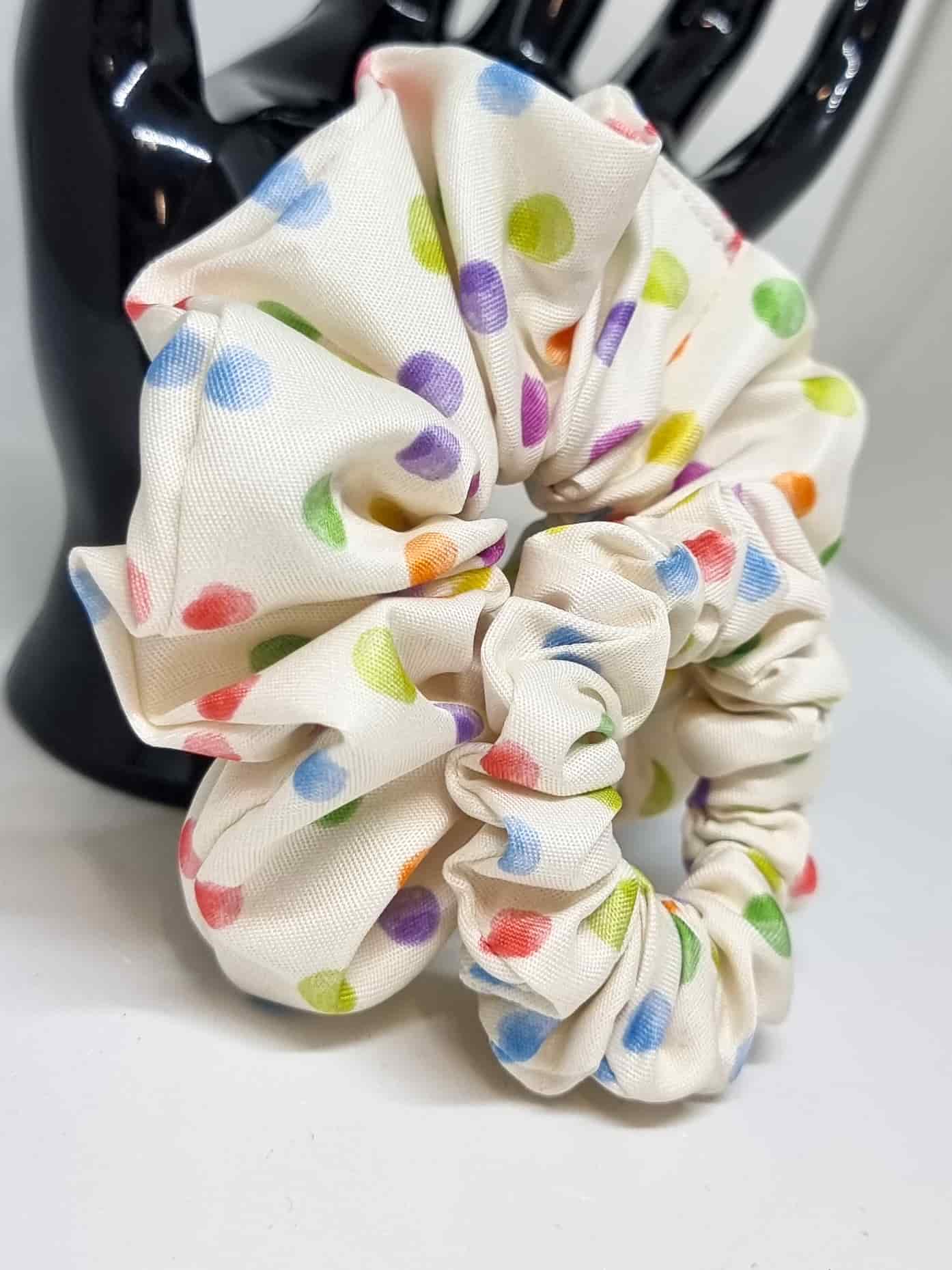 Scrunchie Mama & Me Feria - Selección OtoñoColetero Mama & Hija Feria - Selección Otoño Crea un look en conjunto con tu hija e impulsa vuestros estilo con estos coleteros hechos a mano, con hermosos diseños de lunares coloridos. Estas scrunchies protegen