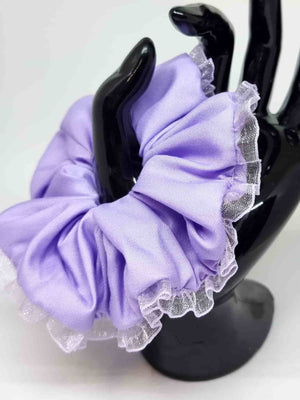 Scrunchie Encaje Lila - Selección OtoñoColetero Encaje Lila - Selección Otoño ¡Añade estilo a tu look con este Scrunchie con detalles de encaje ! Esta selección moderniza tu look con hermosos tonos y un estampado vibrante en tonos morados. ¡Pura esencia e