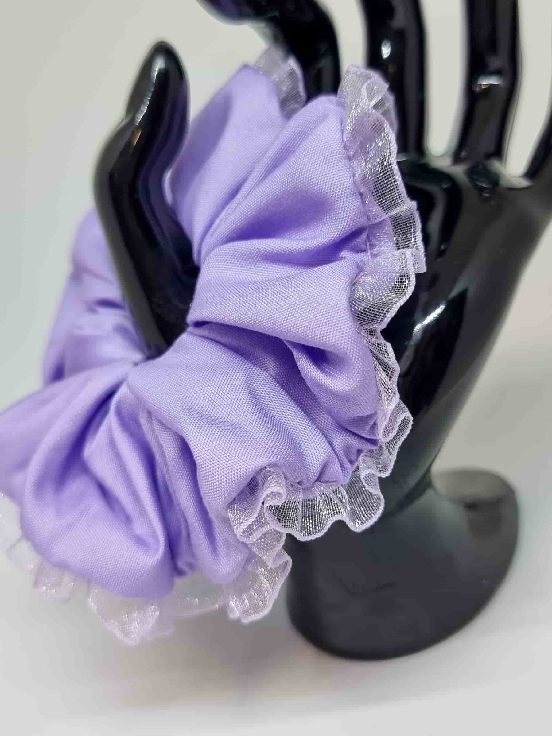 Scrunchie Encaje Lila - Selección OtoñoColetero Encaje Lila - Selección Otoño ¡Añade estilo a tu look con este Scrunchie con detalles de encaje ! Esta selección moderniza tu look con hermosos tonos y un estampado vibrante en tonos morados. ¡Pura esencia e