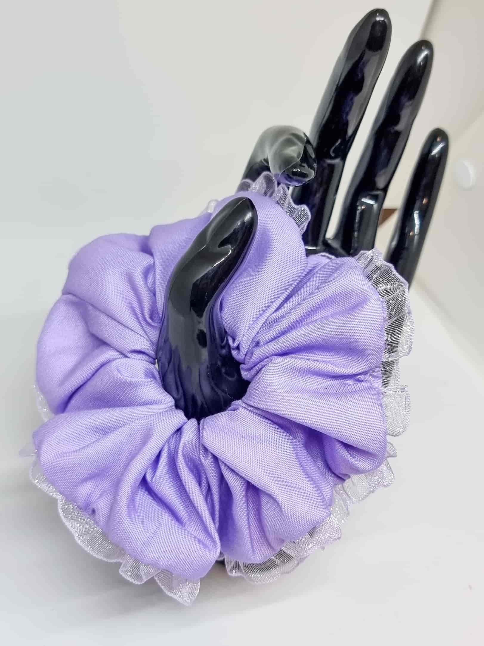 Scrunchie Encaje Lila - Selección OtoñoColetero Encaje Lila - Selección Otoño ¡Añade estilo a tu look con este Scrunchie con detalles de encaje ! Esta selección moderniza tu look con hermosos tonos y un estampado vibrante en tonos morados. ¡Pura esencia e