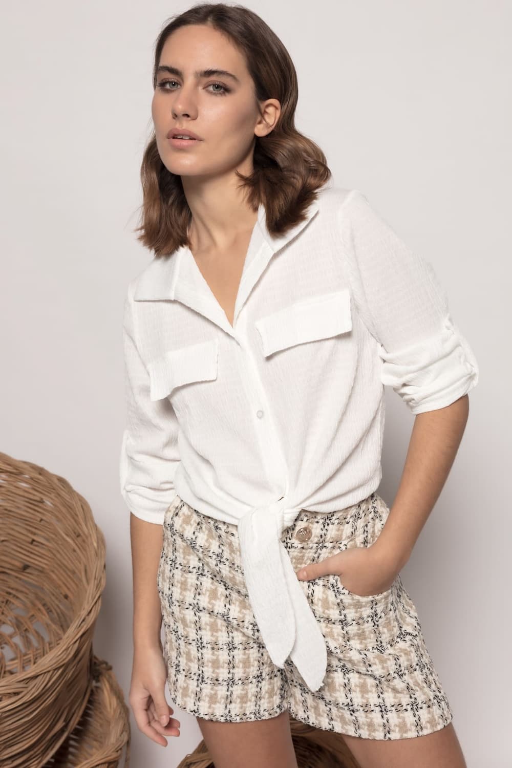 Blusa armonía textura nudo blancaBlusa en tejido premium con efecto arrugado. Una blusa básica que no debe faltar en tu armario. Ideal con jeans para un look casual o con una falda midi estampada para un estilo en tendencia. Cuello camisero, manga tres cu