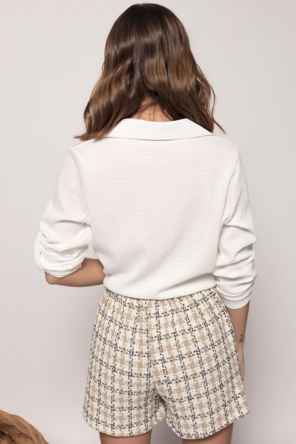 Blusa armonía textura nudo blancaBlusa en tejido premium con efecto arrugado. Una blusa básica que no debe faltar en tu armario. Ideal con jeans para un look casual o con una falda midi estampada para un estilo en tendencia. Cuello camisero, manga tres cu