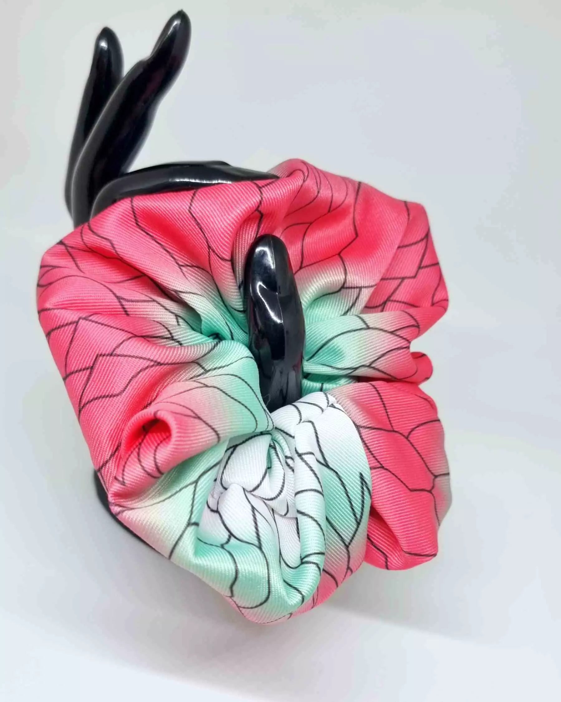 Scrunchie Anime XXL Demon SlayerEl Scrunchie Anime XXL Demon Slayer es una hermosa cinta del cabello con estilo inspirado en el anime. Está hecho a mano para ofrecer una mayor durabilidad y está hecho con materiales suaves para cuidado del cabello. El tam