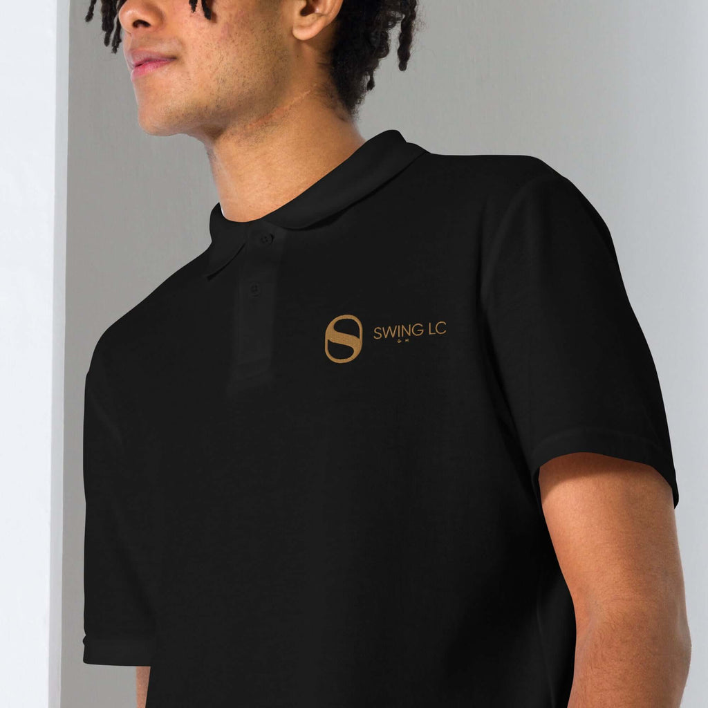 Swing Cigars- Unisex Piqué-PoloshirtDieses klassische und langlebige Unisex Piqué-Poloshirt passt zu allen Anlässen. Hergestellt aus strapazierfähigem Baumwoll-Piqué-Stoff, passt die lockere und geschmeidige Passform zu jedem Körpertyp. Mit seinem klassis