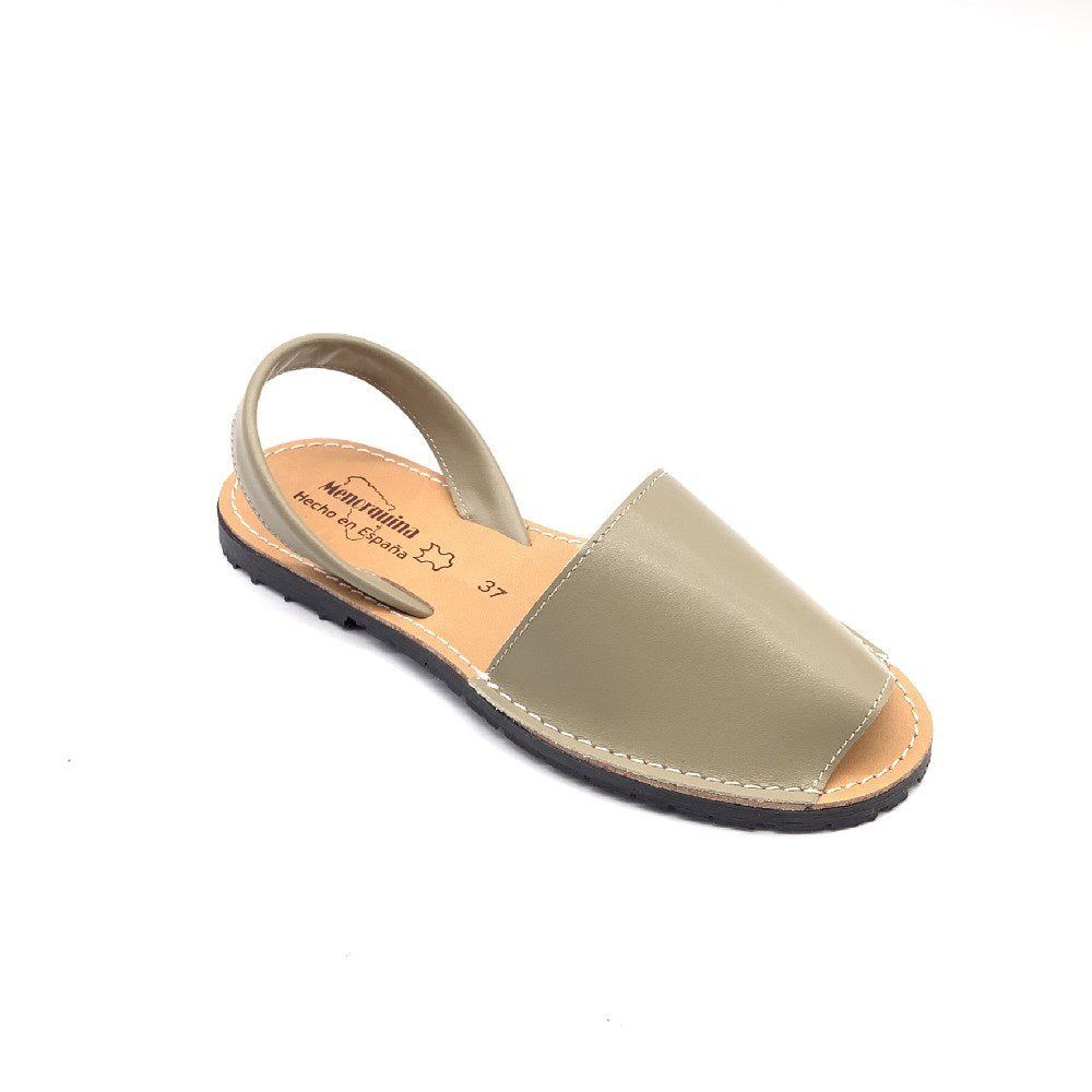 Menorquinas Cuero Hechas en EspañaMenorquinas, abarcas, ibicencas, mallorquinas... Como quiera que las llames, estas sandalias son el punto de partida de cada look veraniego. Fabricadas en España con cuero genuino y suela antideslizante. Practicas y cómod