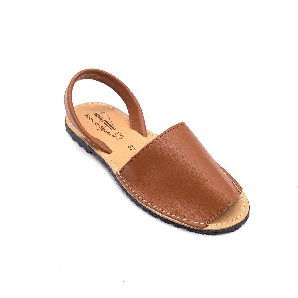 Menorquinas Cuero Hechas en EspañaMenorquinas, abarcas, ibicencas, mallorquinas... Como quiera que las llames, estas sandalias son el punto de partida de cada look veraniego. Fabricadas en España con cuero genuino y suela antideslizante. Practicas y cómod