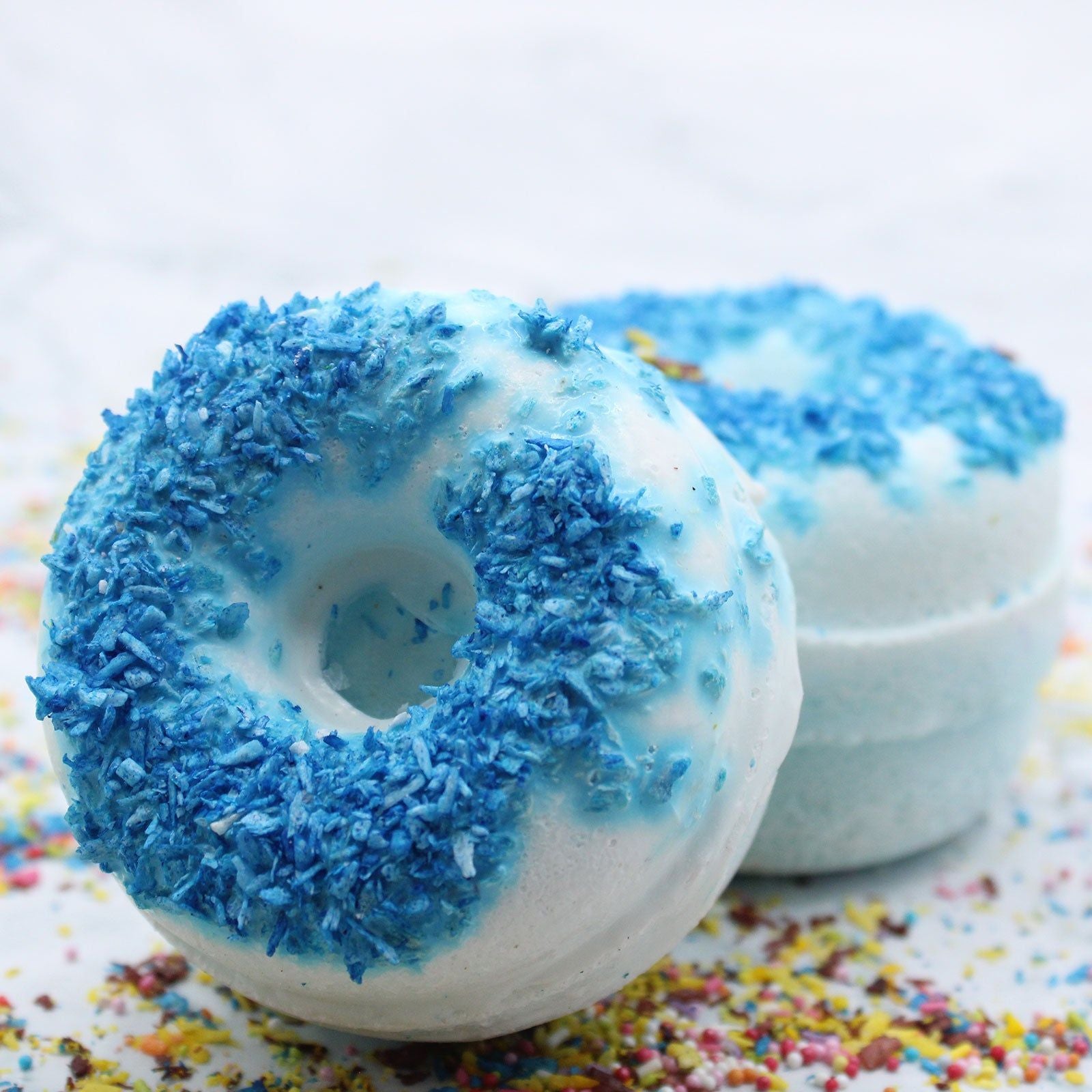 Bomba de baño "Donuts" Arandanos XLBomba de baño Donuts Frambuesa ¡Bañarse es aún más divertido con nuestras coloridas y deliciosas donas de baño! Disponibles en 4 fragancias con un olor increíblemente delicioso, son una gran idea de regalo para cumpleaño