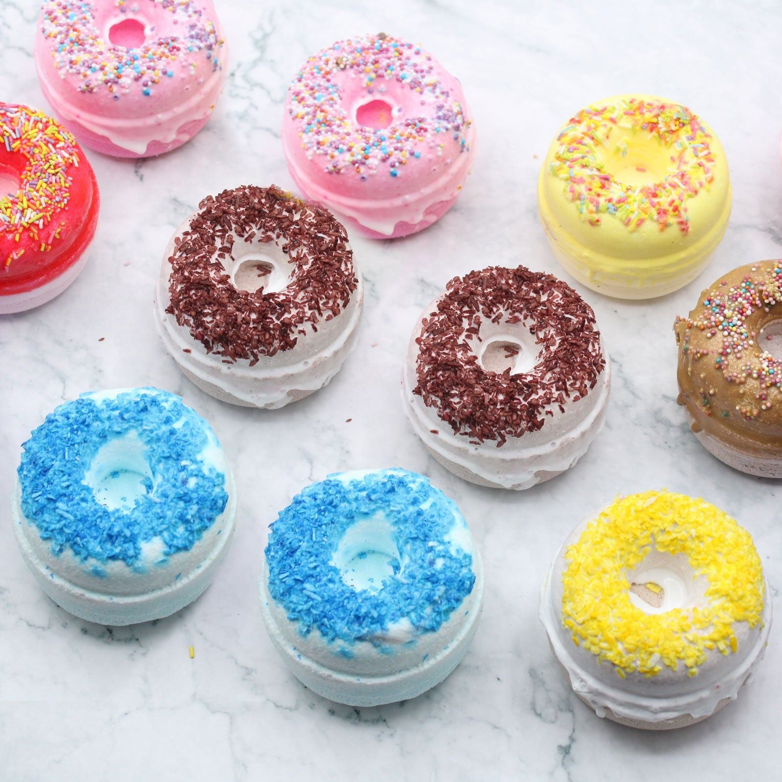 Bomba de baño "Donuts" LimónBomba de baño original Donuts ¡Bañarse es aún más divertido con nuestras coloridas y deliciosas donas de baño! Disponibles en 4 fragancias con un olor increíblemente delicioso, son una gran idea de regalo para cumpleaños, Navid
