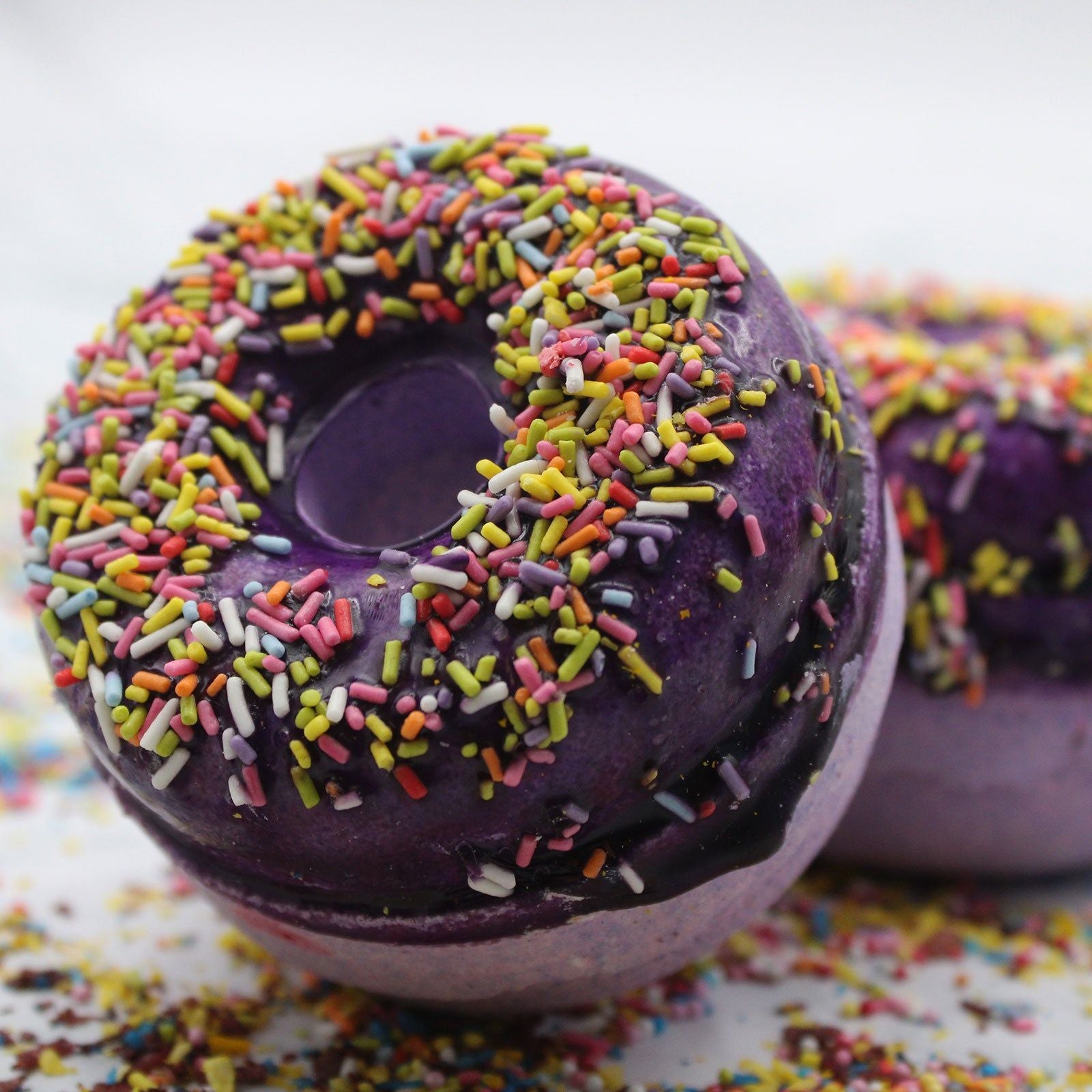 Bomba de baño "Donuts" Moras XLBomba de baño Donuts Mora & Almendras ¡Bañarse es aún más divertido con nuestras coloridas y deliciosas donas de baño! Disponibles en 4 fragancias con un olor increíblemente delicioso, son una gran idea de regalo para cumple