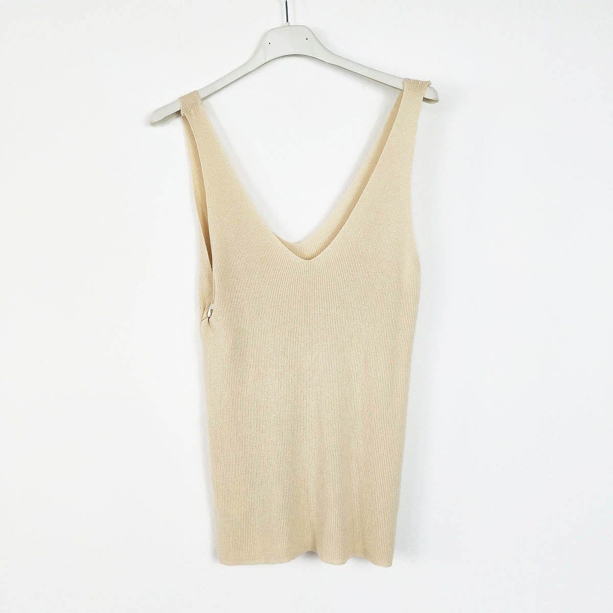 Top punto fino acanaladoTop acanalado de punto fino Un básico que no puede faltar en nuestro armario es este top de punto fino. Perfecto para la temporada de primavera-verano. Esta camiseta de tirantes acanalada es cómoda y practica. La podemos usar cada