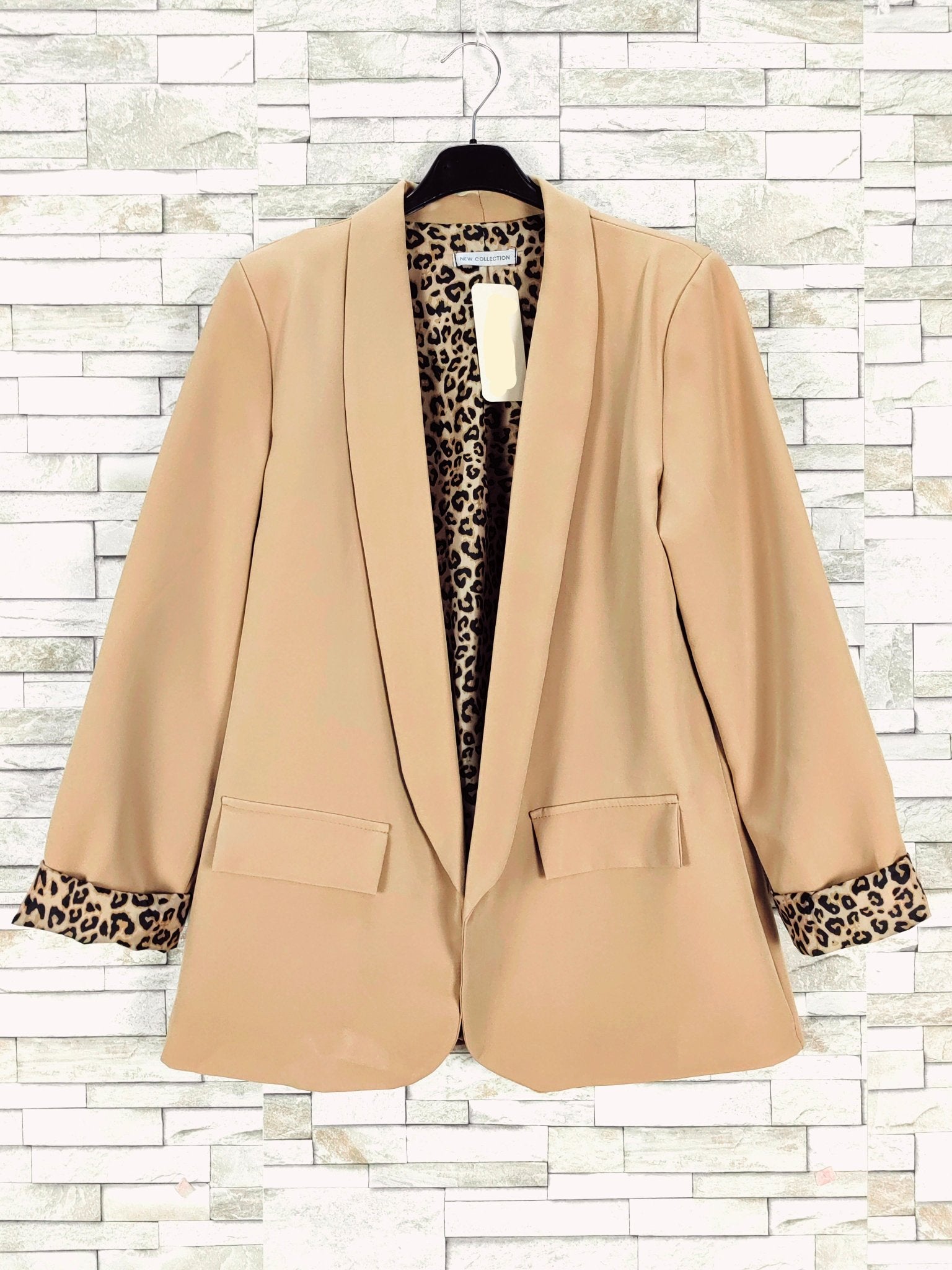Ultimos! Blazer Animal Print 3 ColoresBlazer Animal Print Una blazer clásica y moderna a la vez. Con forro interior animal print. Puedes usarla con la manga doblada dando un efecto más casual o llevarla recta para looks mas clásicos. Talla unica S/L Bolsi