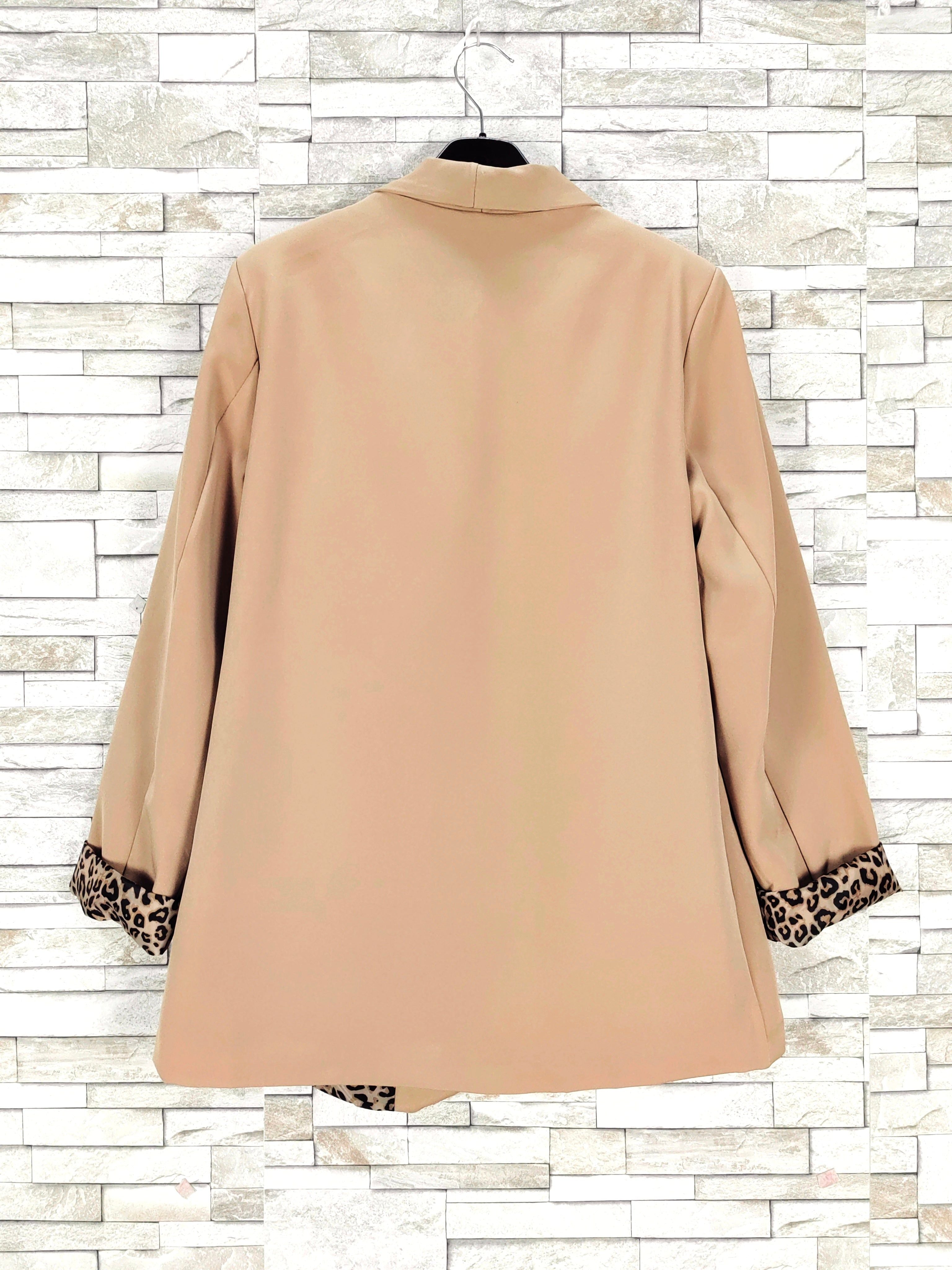 Ultimos! Blazer Animal Print 3 ColoresBlazer Animal Print Una blazer clásica y moderna a la vez. Con forro interior animal print. Puedes usarla con la manga doblada dando un efecto más casual o llevarla recta para looks mas clásicos. Talla unica S/L Bolsi