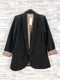 Ultimos! Blazer Animal Print 3 ColoresBlazer Animal Print Una blazer clásica y moderna a la vez. Con forro interior animal print. Puedes usarla con la manga doblada dando un efecto más casual o llevarla recta para looks mas clásicos. Talla unica S/L Bolsi