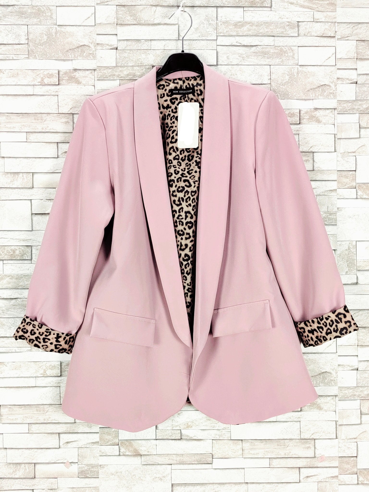 Ultimos! Blazer Animal Print 3 ColoresBlazer Animal Print Una blazer clásica y moderna a la vez. Con forro interior animal print. Puedes usarla con la manga doblada dando un efecto más casual o llevarla recta para looks mas clásicos. Talla unica S/L Bolsi