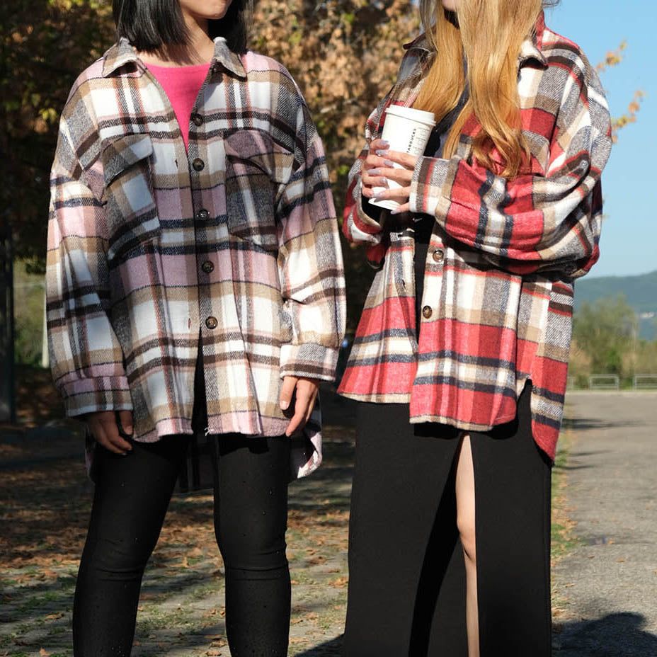 Sobre Camisa Invierno CuadrosSobre camisa invierno de cuadros oversize Caliente y cómoda, esta sobre camisa dará un toque muy casual y moderno a tu look, a la ves que te protege del frio. Botones delanteros y bolsillos. Talla unica( S/2XL) Muy suave y no