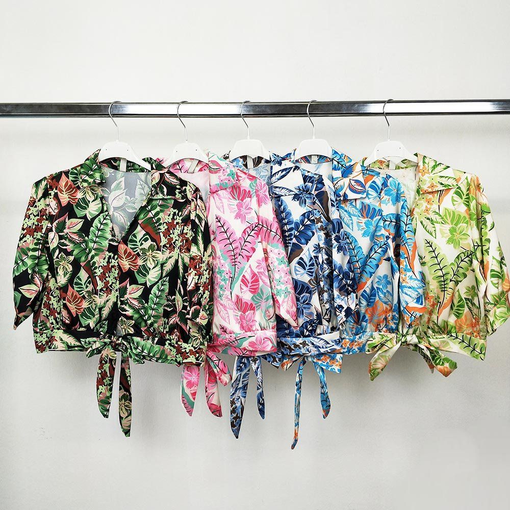 Blusa Efecto Raso TanzaniaBlusa efecto raso estampado Suave y cómoda. Anudada a la cintura y escote en V con cuello camisa. Talla Única - S hasta L Edición limitada. Envío: Suiza 2/4 días Europa 5/10 días