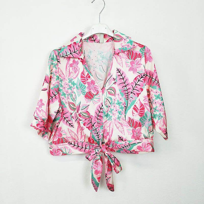 Blusa Efecto Raso TanzaniaBlusa efecto raso estampado Suave y cómoda. Anudada a la cintura y escote en V con cuello camisa. Talla Única - S hasta L Edición limitada. Envío: Suiza 2/4 días Europa 5/10 días