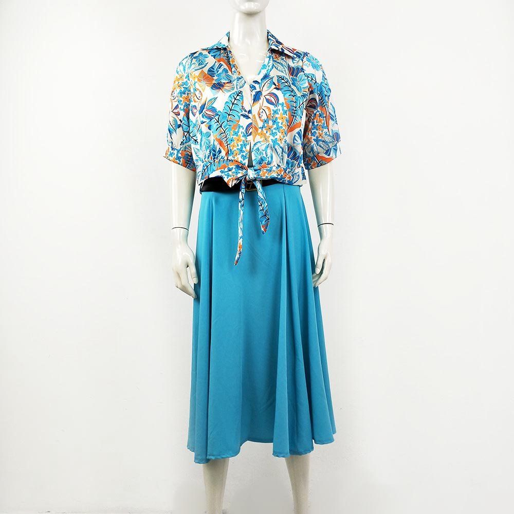 Blusa Efecto Raso TanzaniaBlusa efecto raso estampado Suave y cómoda. Anudada a la cintura y escote en V con cuello camisa. Talla Única - S hasta L Edición limitada. Envío: Suiza 2/4 días Europa 5/10 días