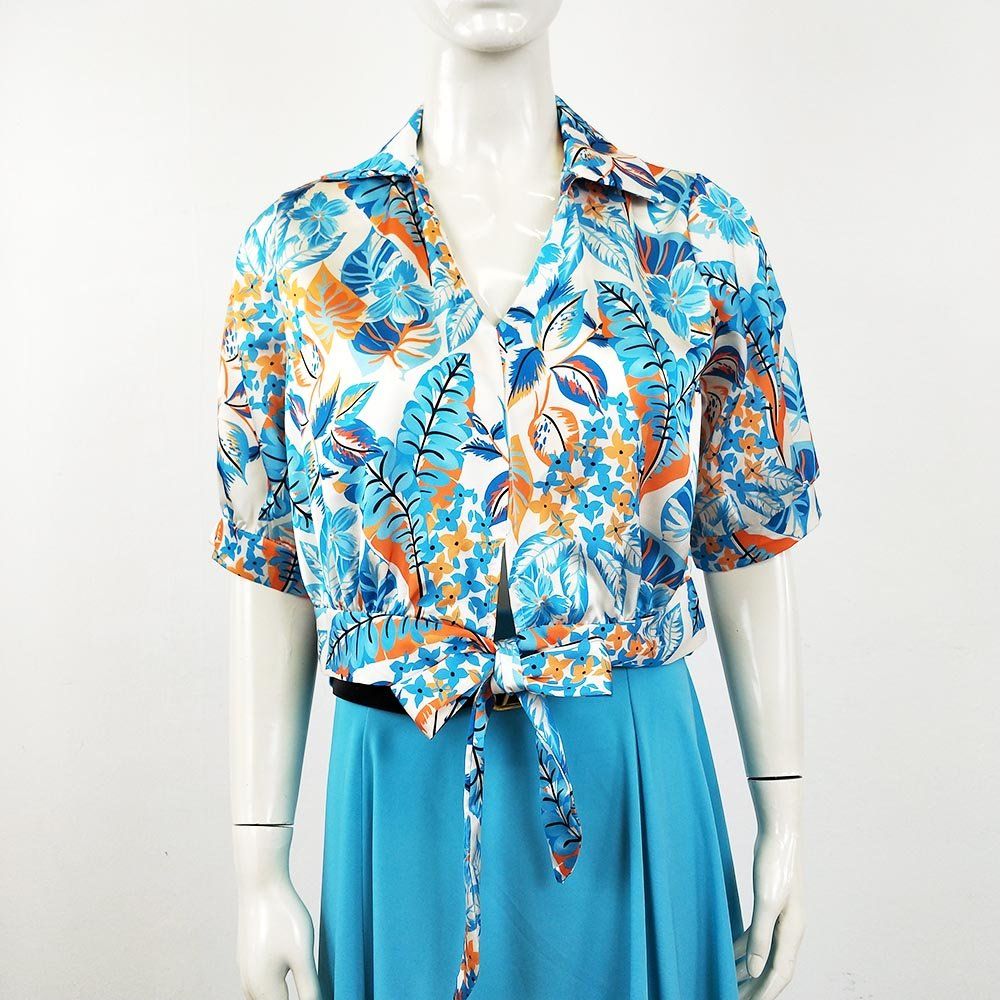 Blusa Efecto Raso TanzaniaBlusa efecto raso estampado Suave y cómoda. Anudada a la cintura y escote en V con cuello camisa. Talla Única - S hasta L Edición limitada. Envío: Suiza 2/4 días Europa 5/10 días