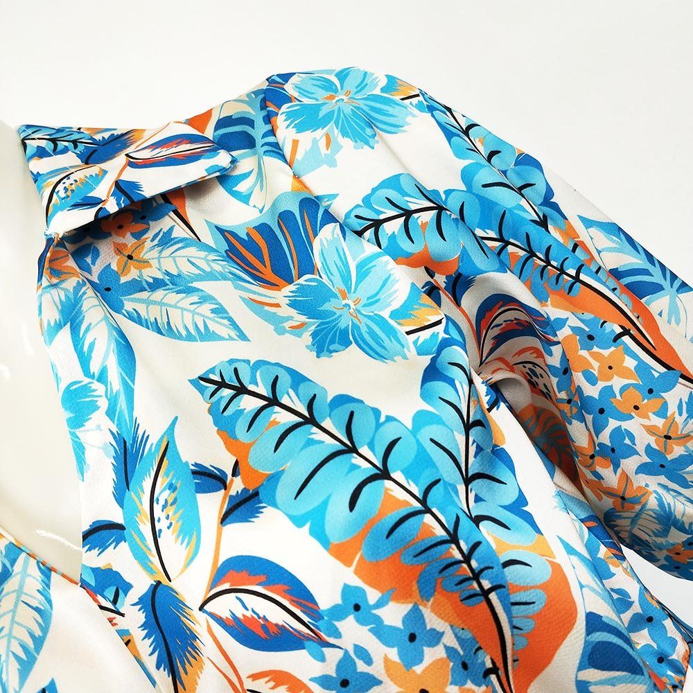 Blusa Efecto Raso TanzaniaBlusa efecto raso estampado Suave y cómoda. Anudada a la cintura y escote en V con cuello camisa. Talla Única - S hasta L Edición limitada. Envío: Suiza 2/4 días Europa 5/10 días