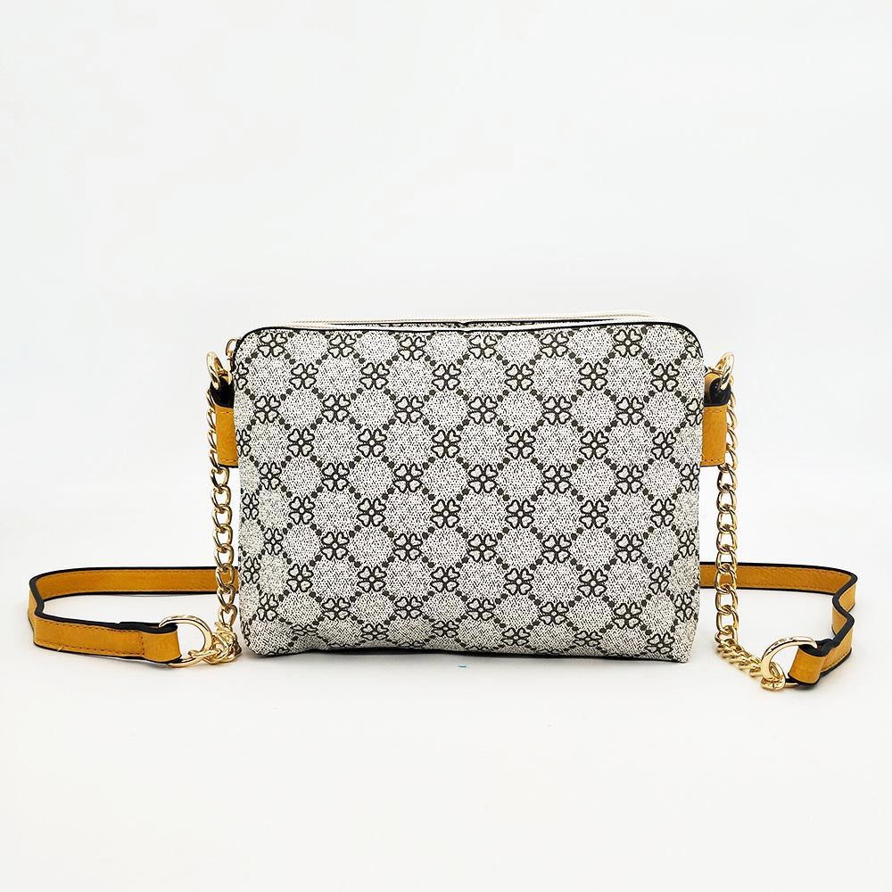 Bolso Doble MonogramaBolso Diseño Doble Monograma Elegante y versatil a su vez. Este bolso de tamaño medio es perfecto para llevar todo lo necesario cada dia. Con su doble compartimento ofrece el doble de seguridad pudiendo guardar el teléfono y monedero