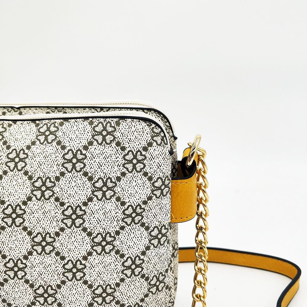 Bolso Doble MonogramaBolso Diseño Doble Monograma Elegante y versatil a su vez. Este bolso de tamaño medio es perfecto para llevar todo lo necesario cada dia. Con su doble compartimento ofrece el doble de seguridad pudiendo guardar el teléfono y monedero