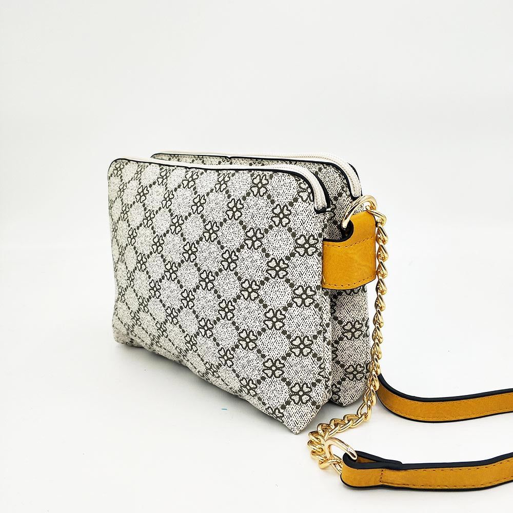 Bolso Doble MonogramaBolso Diseño Doble Monograma Elegante y versatil a su vez. Este bolso de tamaño medio es perfecto para llevar todo lo necesario cada dia. Con su doble compartimento ofrece el doble de seguridad pudiendo guardar el teléfono y monedero