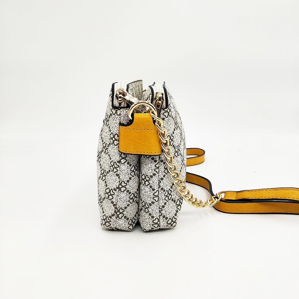 Bolso Doble MonogramaBolso Diseño Doble Monograma Elegante y versatil a su vez. Este bolso de tamaño medio es perfecto para llevar todo lo necesario cada dia. Con su doble compartimento ofrece el doble de seguridad pudiendo guardar el teléfono y monedero