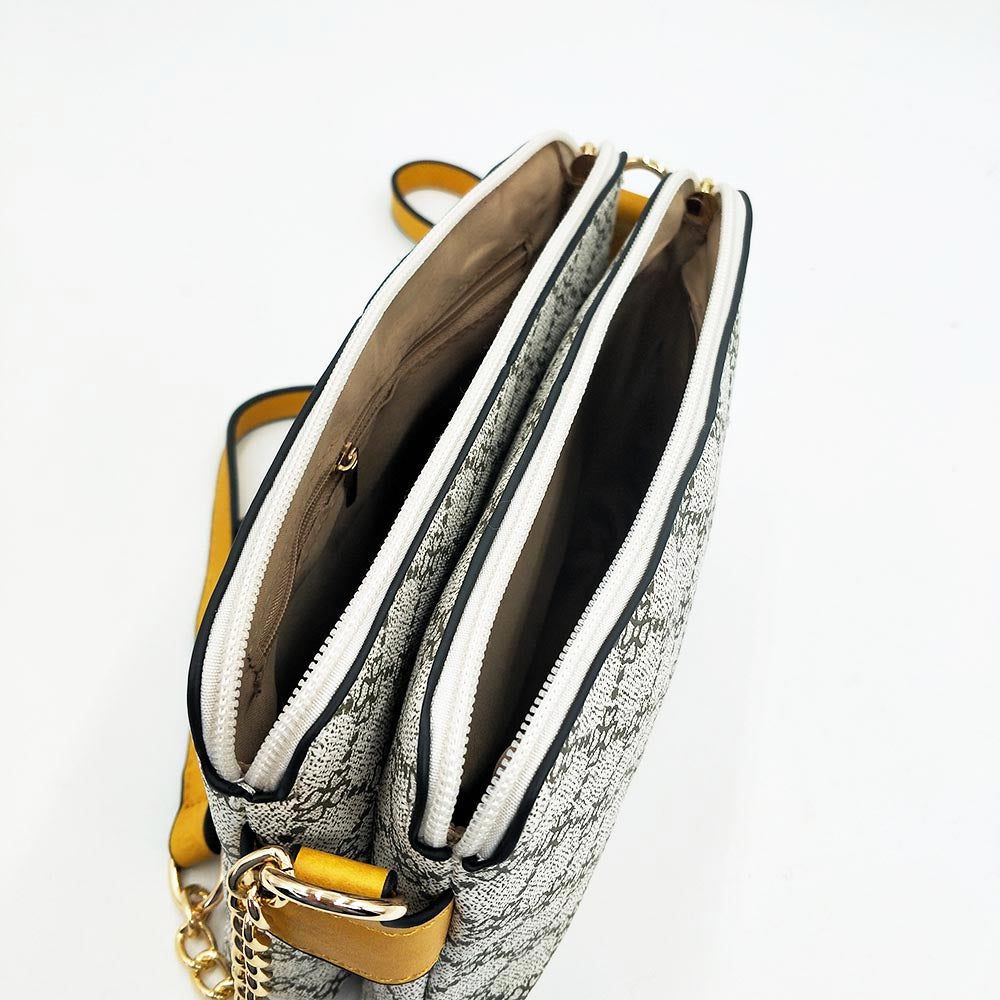 Bolso Doble MonogramaBolso Diseño Doble Monograma Elegante y versatil a su vez. Este bolso de tamaño medio es perfecto para llevar todo lo necesario cada dia. Con su doble compartimento ofrece el doble de seguridad pudiendo guardar el teléfono y monedero