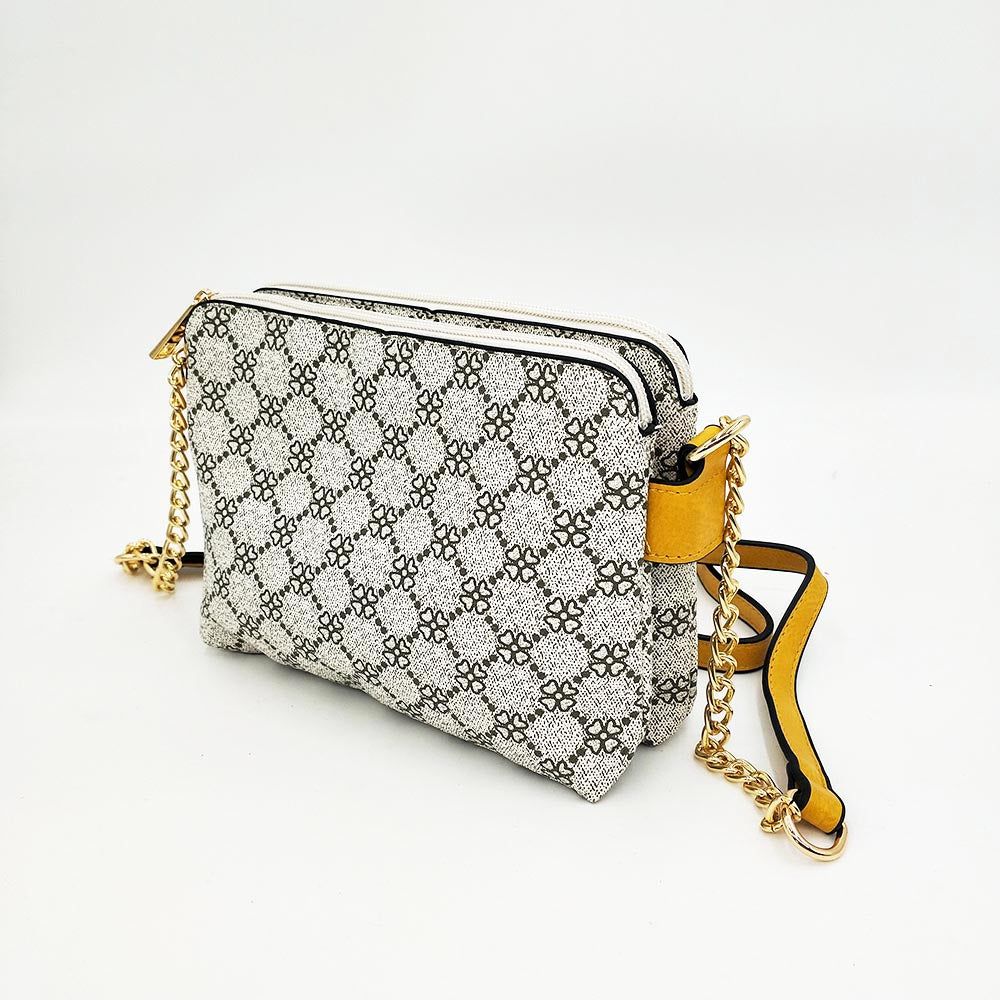 Bolso Doble MonogramaBolso Diseño Doble Monograma Elegante y versatil a su vez. Este bolso de tamaño medio es perfecto para llevar todo lo necesario cada dia. Con su doble compartimento ofrece el doble de seguridad pudiendo guardar el teléfono y monedero